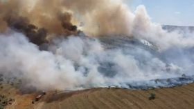 VIDEO Incendiu la marginea orașului, fermă evacuată. Pompierii s-au luptat ore între